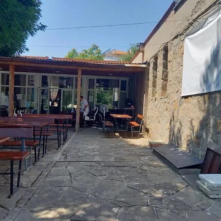 Central Hotel *